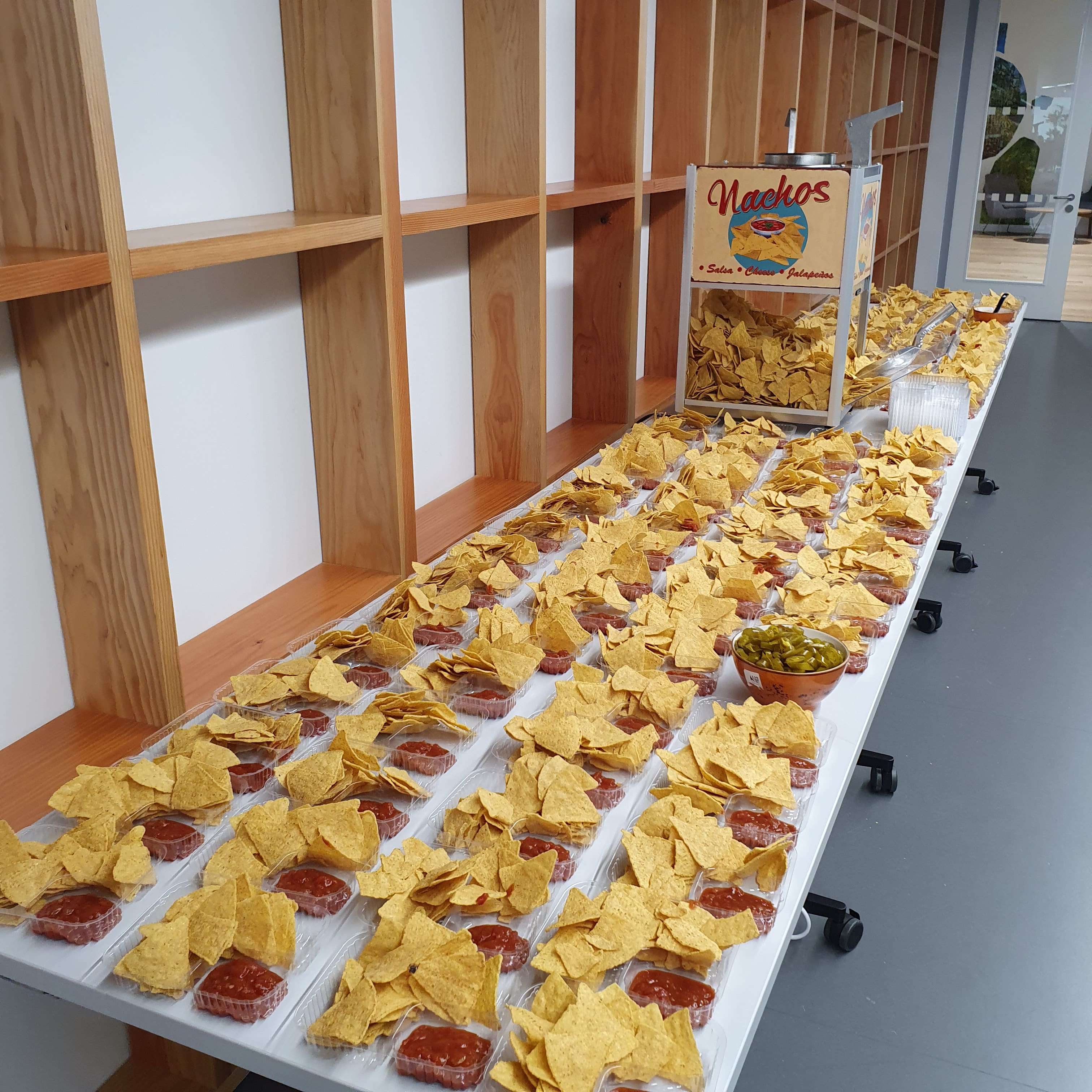 https://www.carolynssweets.ie/wp-content/gallery/nacho-machine/Nacho-Machine-Table.jpg